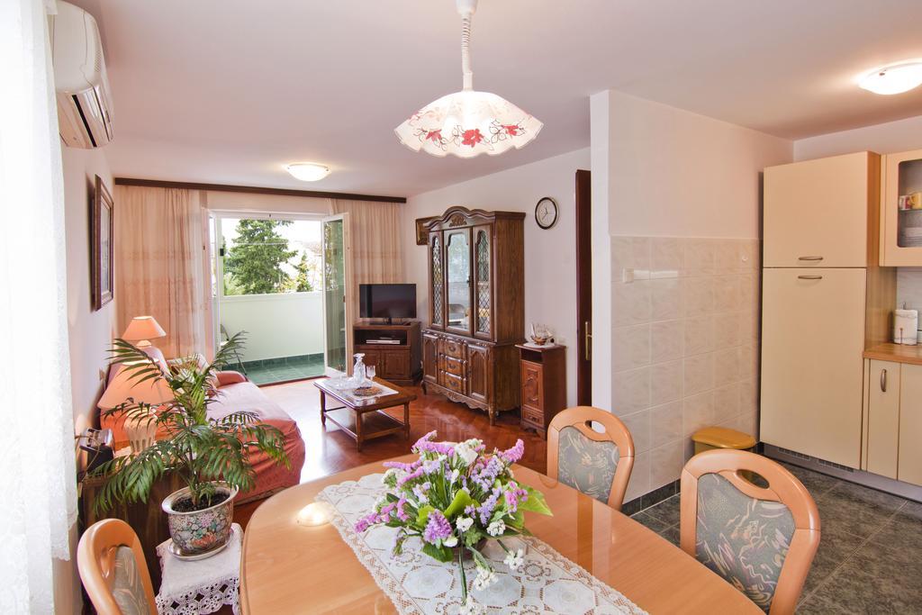 Apartment Tennis Split Room photo