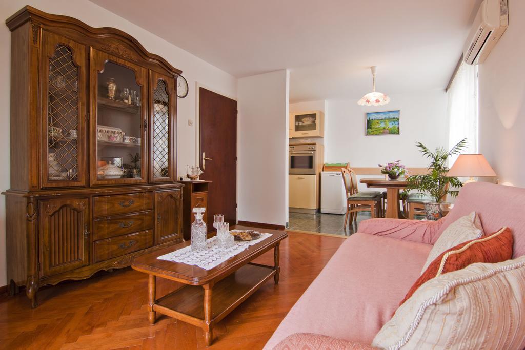 Apartment Tennis Split Room photo